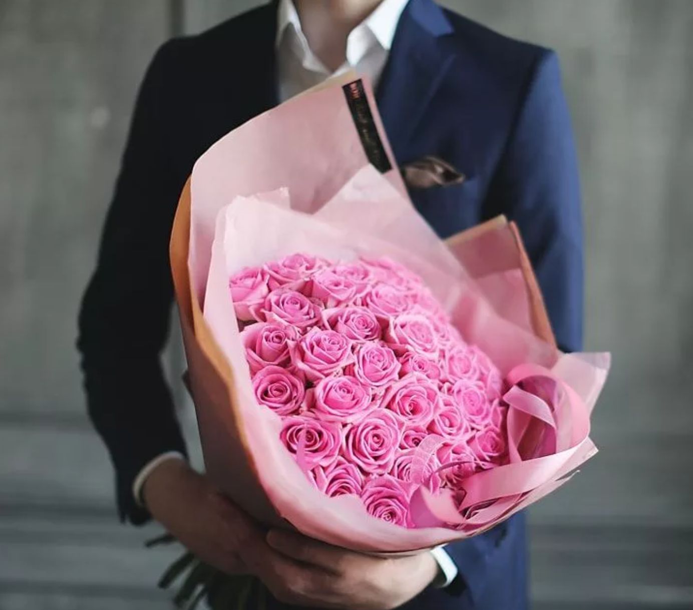 Розовый 50 см. 29 Роз букет. Букет из розовых роз в упаковке. Букет розовых роз в упаковке. Розовые розы в упаковке.