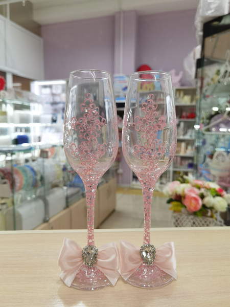 Свадебные бокалы "Кружево пудровом" с декором в виде росписи и брошью ...