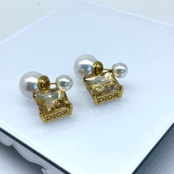 Серьги пусеты в стиле dior белого цвета с фианитом персикового цвета в ...