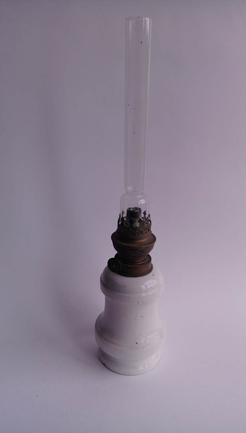фото Винтажная керосиновая лампа, белый фарфор Нет бренда