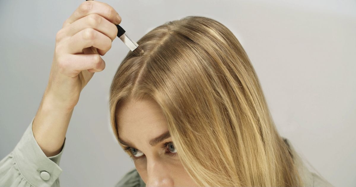 Окрашивание корней волос в салоне