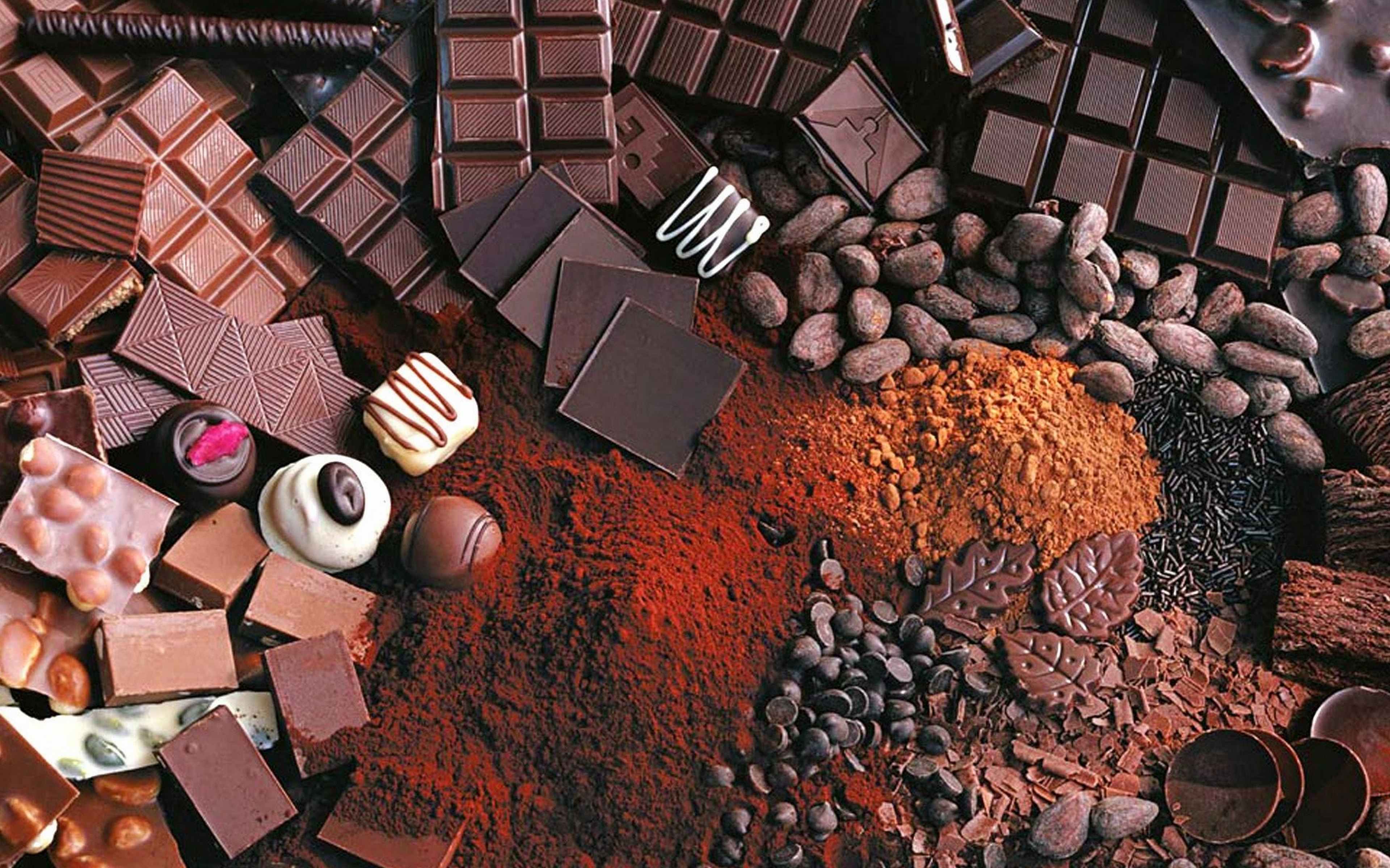 Вид шоколада и писатель. Шоколадные конфеты. Куча шоколада. Плиточный шоколад. Много шоколада.