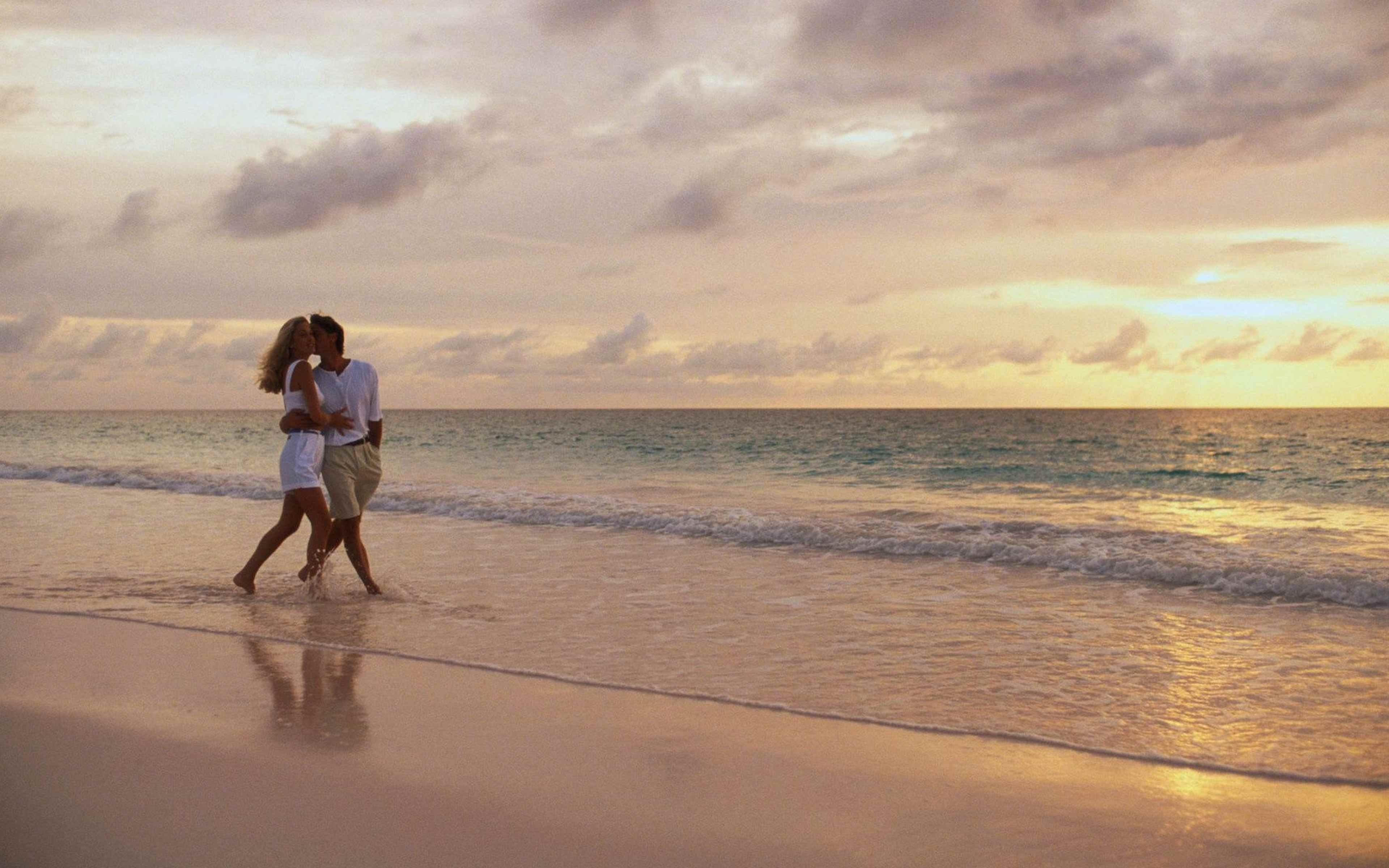 Love quality. Гулять по берегу моря. Влюбленные на море. Влюбленные гуляют по берегу. Влюбленные пары на море.