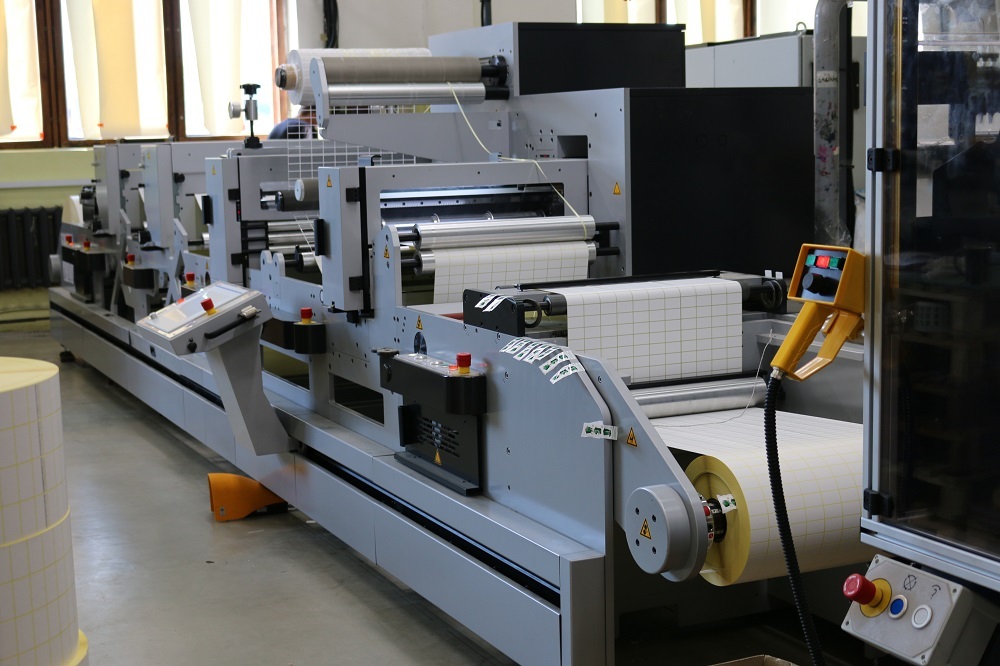 флексографическая печать этикеток. производство этикеток. станок для двухцветной флексопечати с2фп. наклейки для печати. производство этикеток.