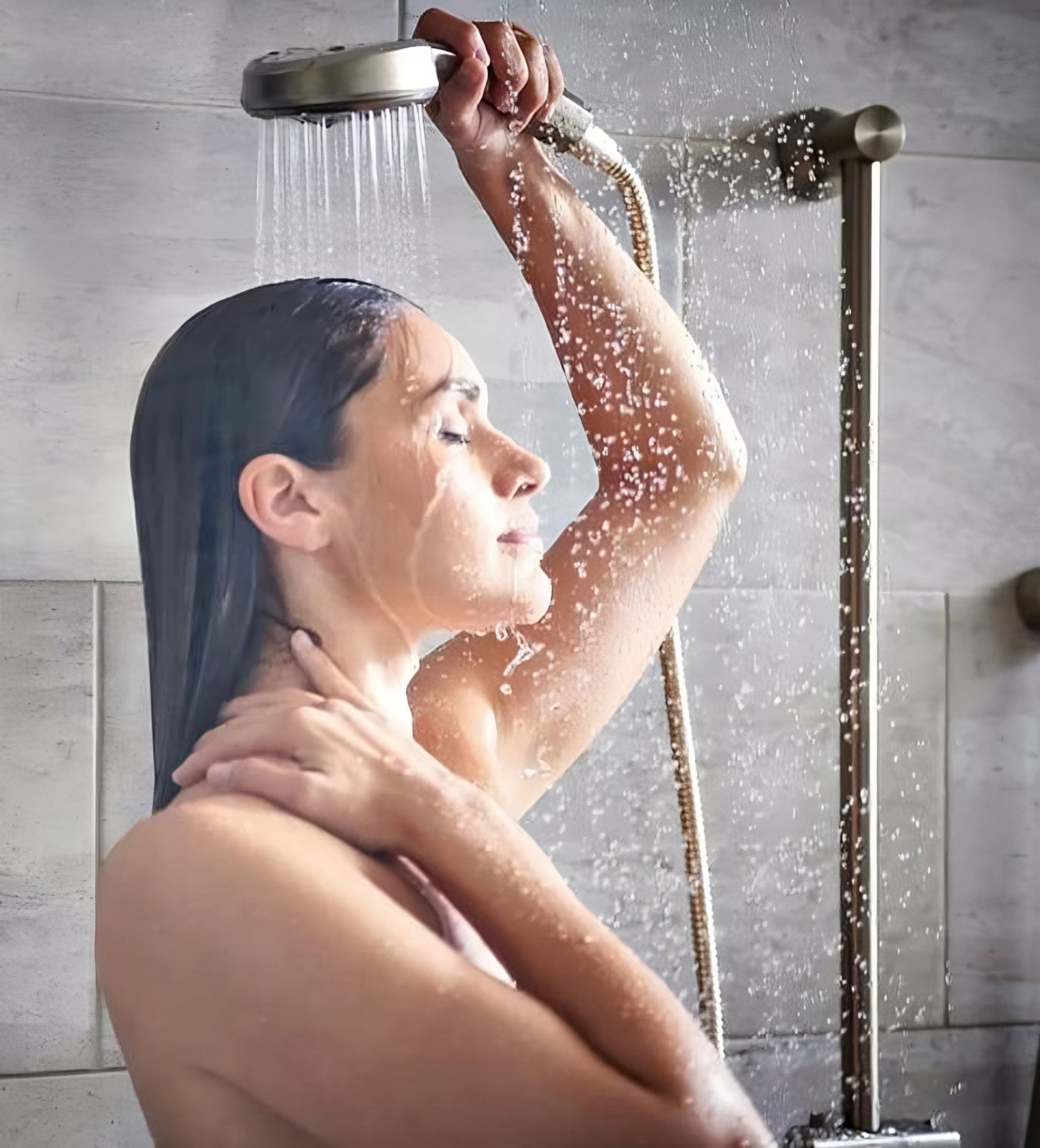 Female shower. Красивые девушки в душе. Женщины моются в душевой. Фотосессия в душе. Фотосессия под душем.