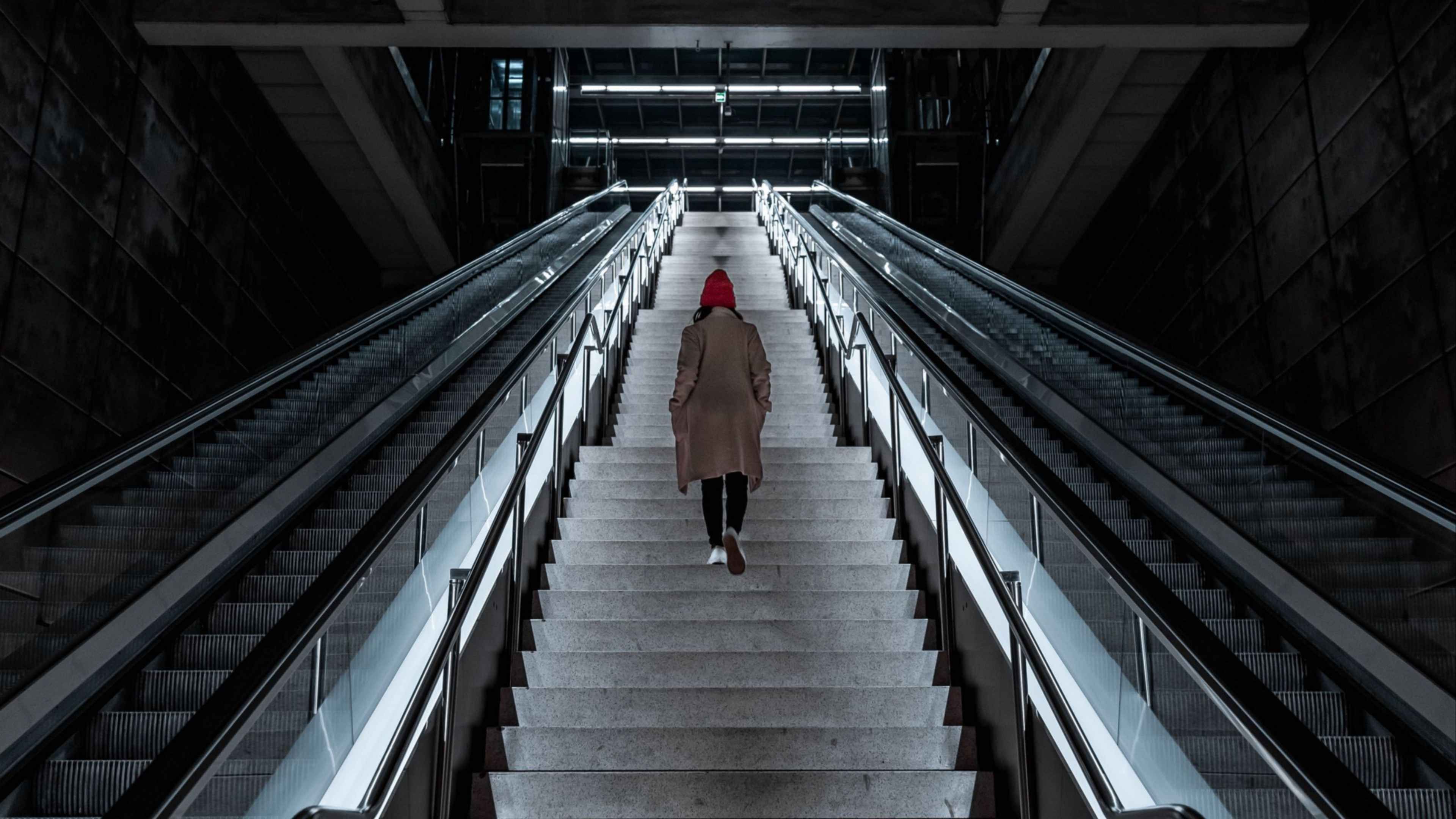 Остановился лестница. Люди на эскалаторе. Лестница в метро. Человек на лестнице. Карьерный эскалатор.