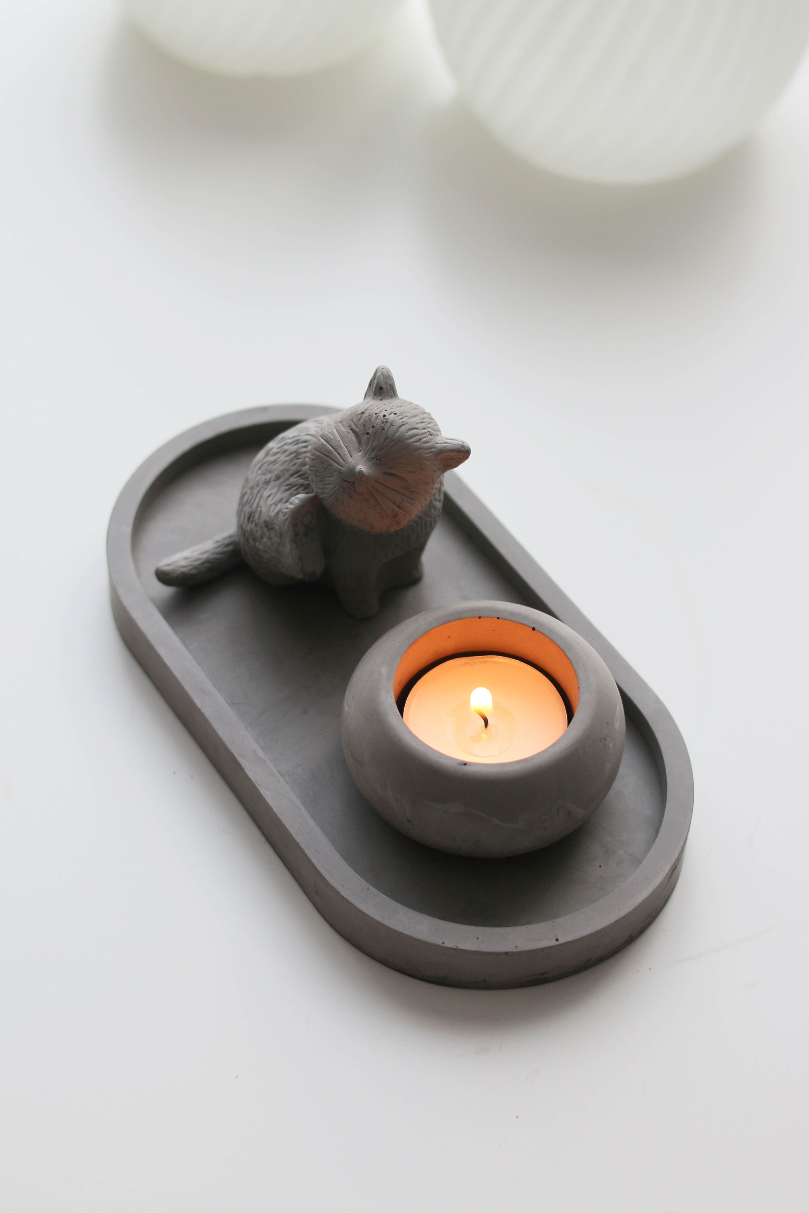 подсвечник деревянный. свечи в форме животных. подсвечник из глины. подсвечник кот. подсвечник котик с лапками.