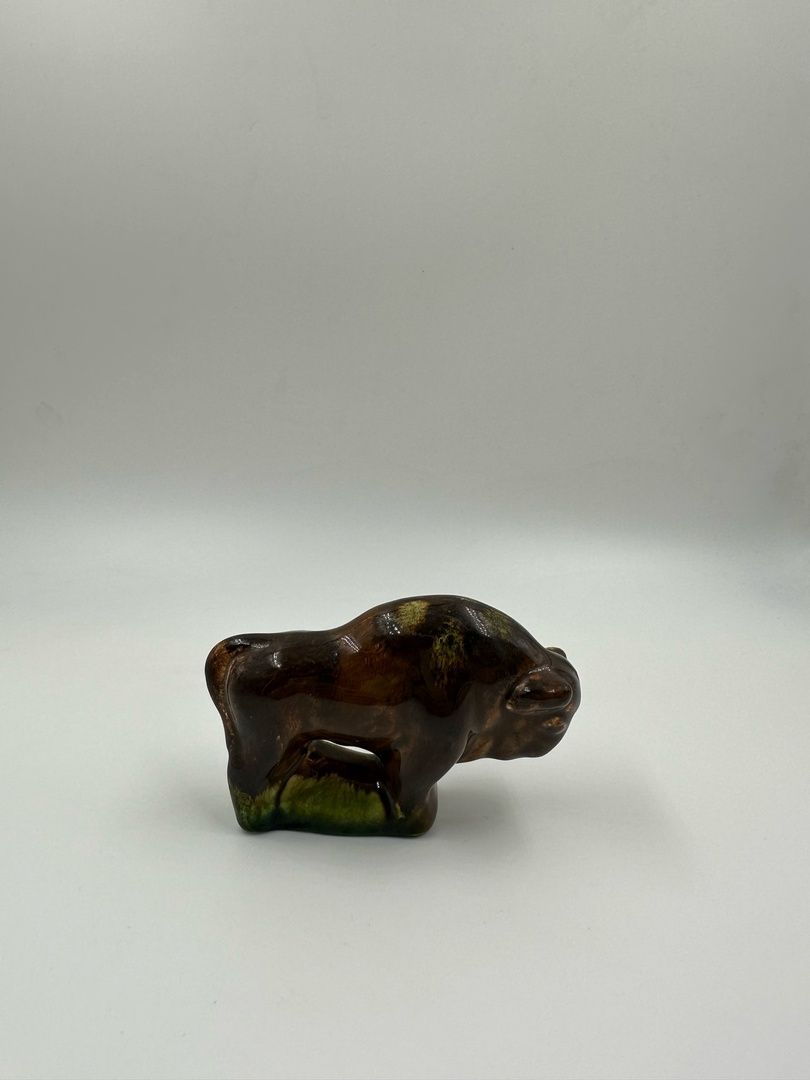 Керамический штоф ссср. Статуэтка зубр керамика ссср. Минский ффз. Обливная керамика ссср статуэтки. Зубр керамика.