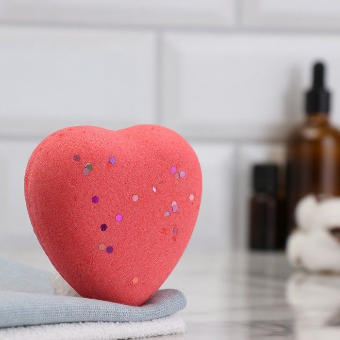 Bath heart. Бомбочки для ванны сердечки. Масляные сердечки для ванны
