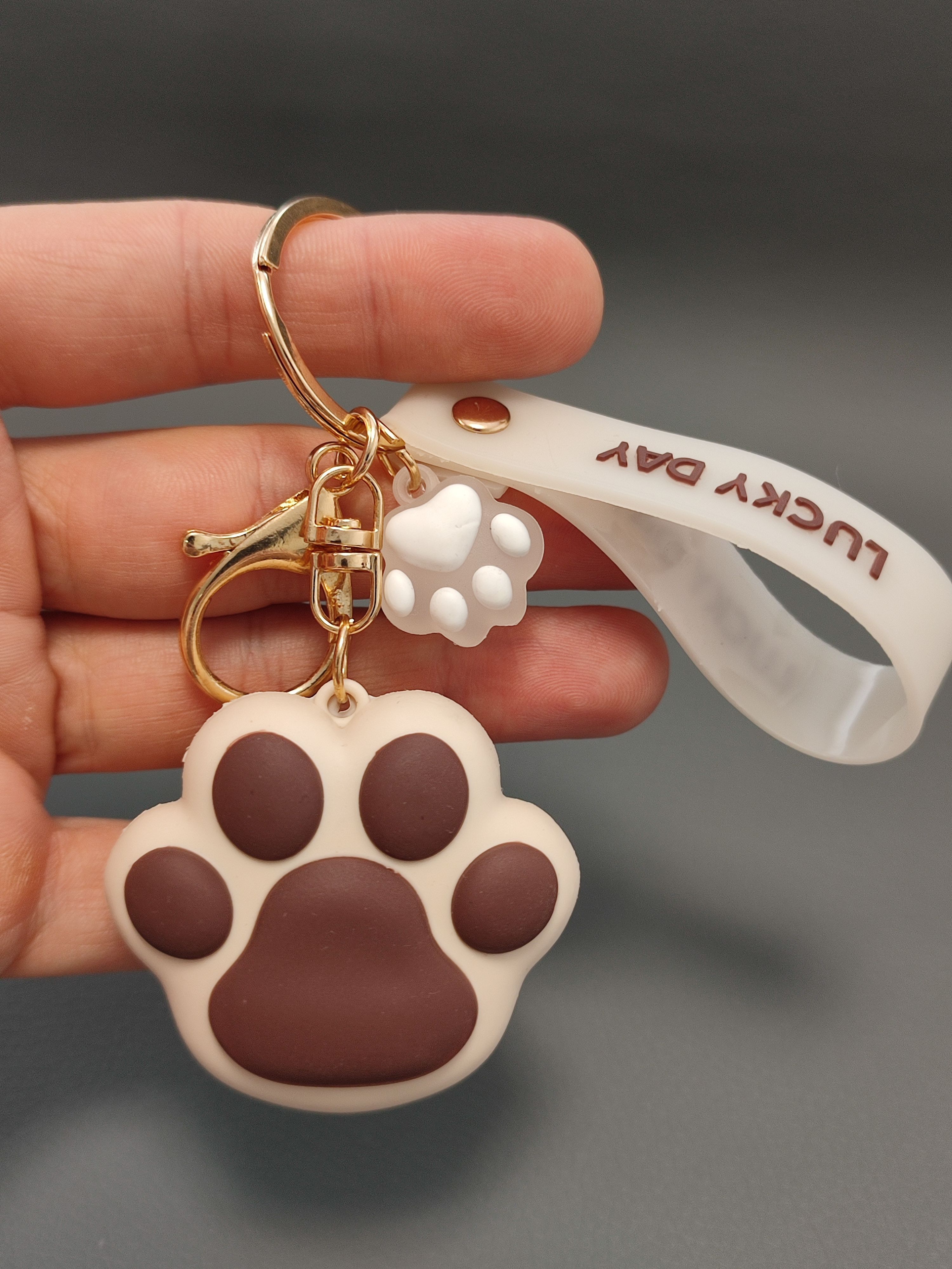 Брелок со звуком. Жадеит брелок. Брелок лапка мягкая. Брелок кошачья лапка с фонариком. Брелок кошачья лапка.