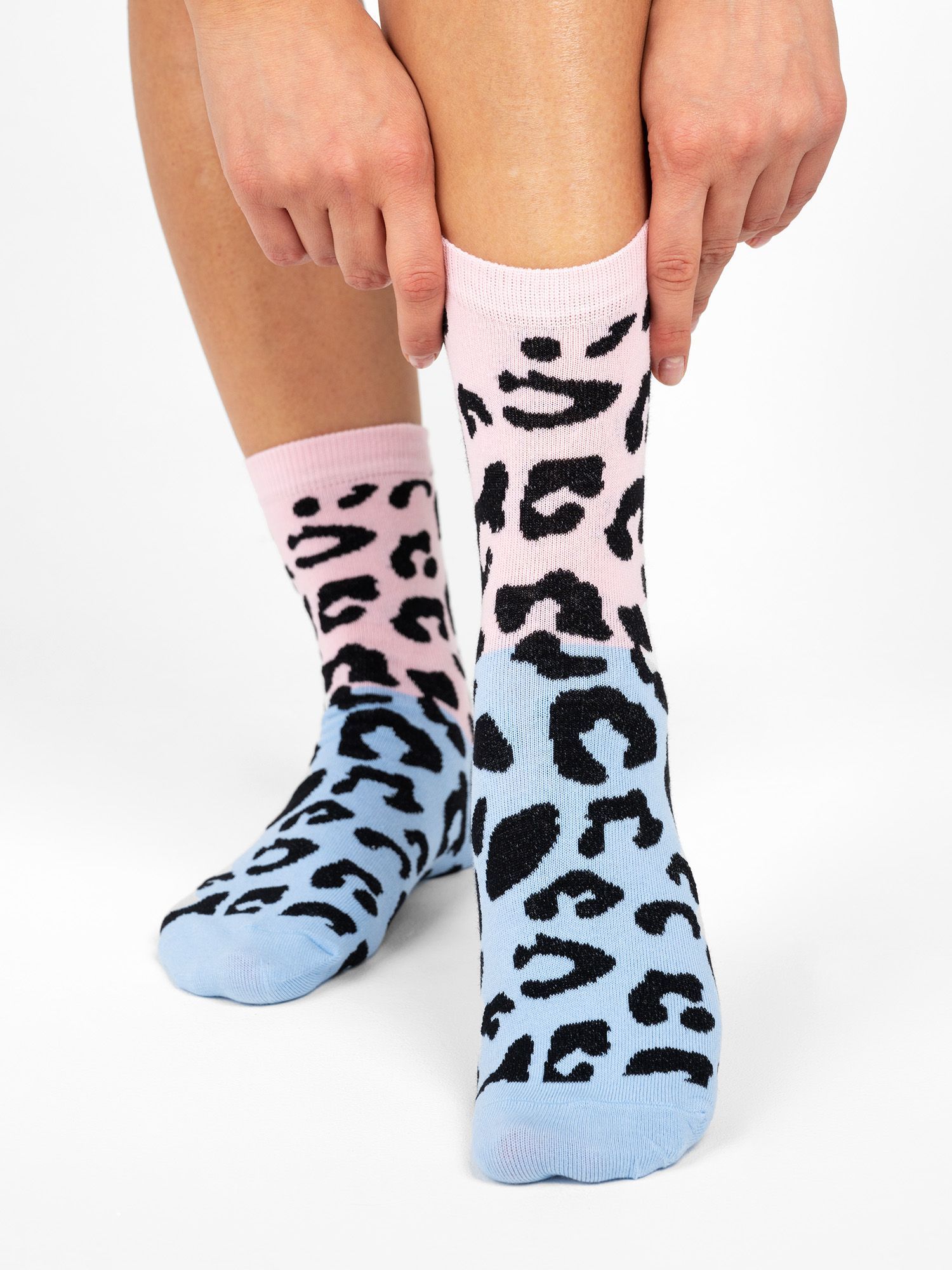 Носки с леопардовым принтом. Леопардовые носки женские. Носки леопардовой расцветки. Леопардовые носки с ботинками.