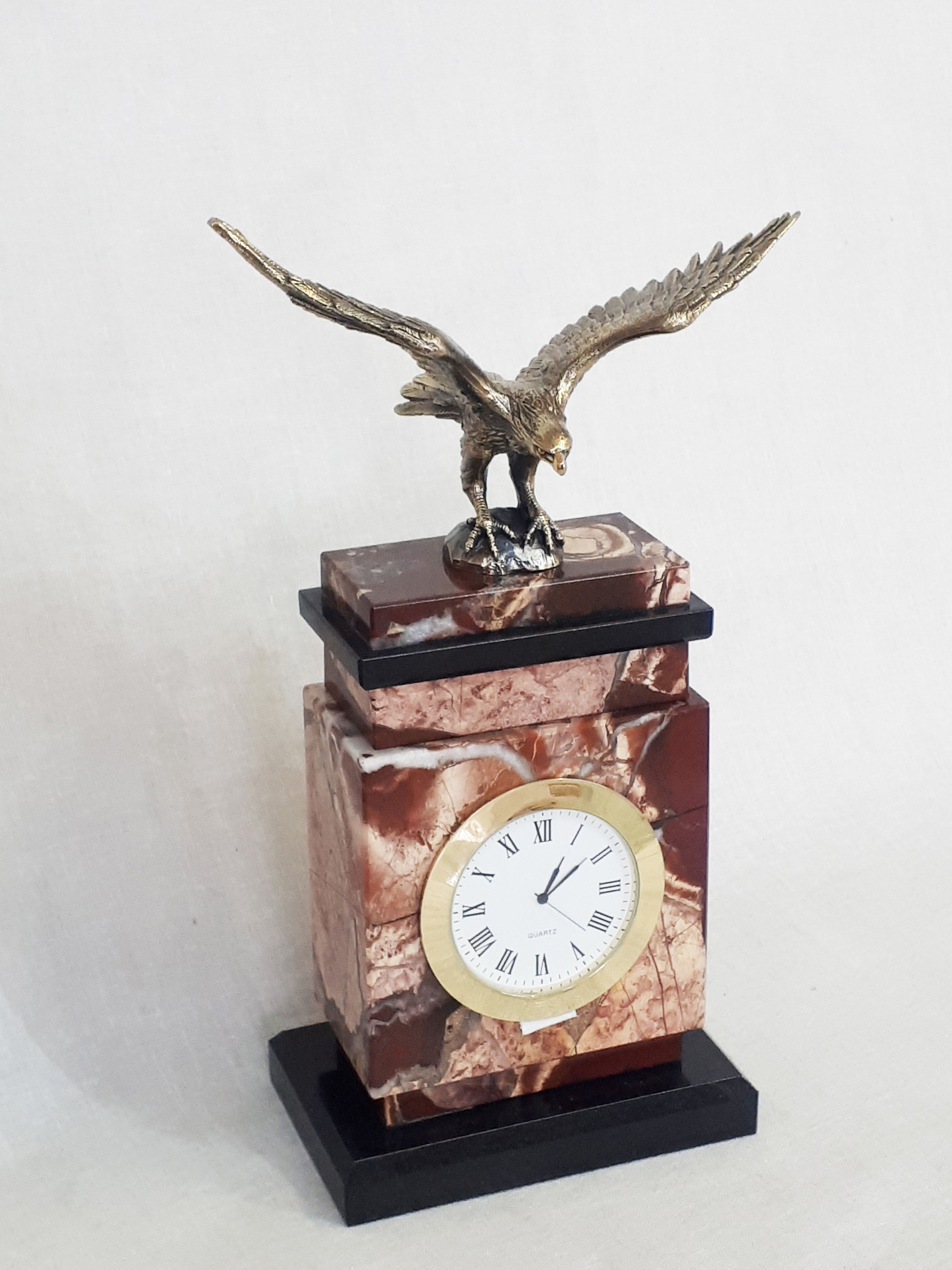 Прием часов орел. Часы с орлом. Бронзовые часы. Бронзовые часы орёл. Часы из яшмы и бронзы "Орел".