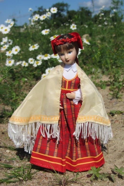 Купить кукол в национальных костюмах. ДЕАГОСТИНИ кукла латышский костюм. Куклы в национальных костюмах. Кукла в эстонском национальном костюме. Кукла в латышском национальном костюме.