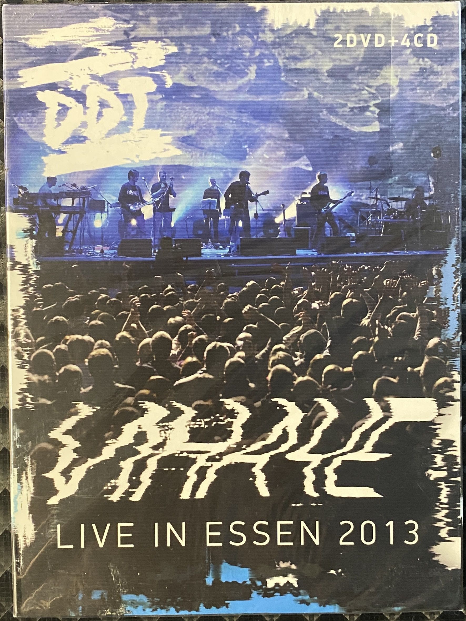Live in the year. Ддт - live in essen 2013. live in essen 2013 ддт обложка. ддст. ддт иначе обложка.