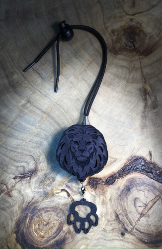 aromatizator v mashinu lev mnogorazovyj iz dereva i vojloka chernyj s zapahom ekzotik podarok aroma bar