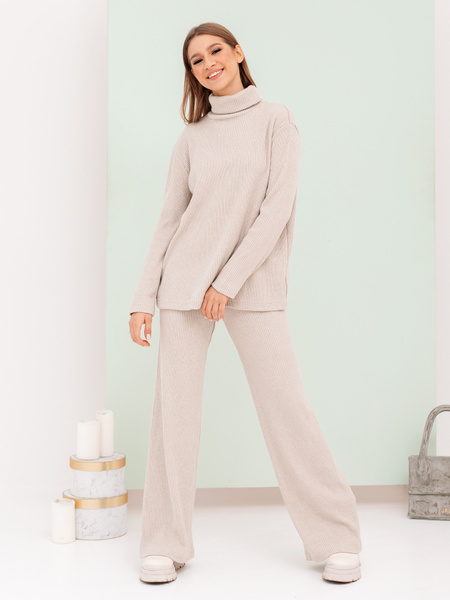 трикотажный костюм бежевого цвета на женщине