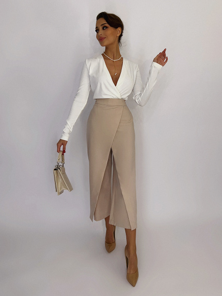 современные модели брюк и юбок на манекенах