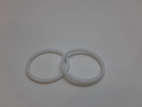 Ptfe уплотнительные кольца. Тефлоновые уплотнительные кольца. Фторопластовые кольца МАЗ. Уплотнительные кольца из тефлона. Кольцо фторопластовое