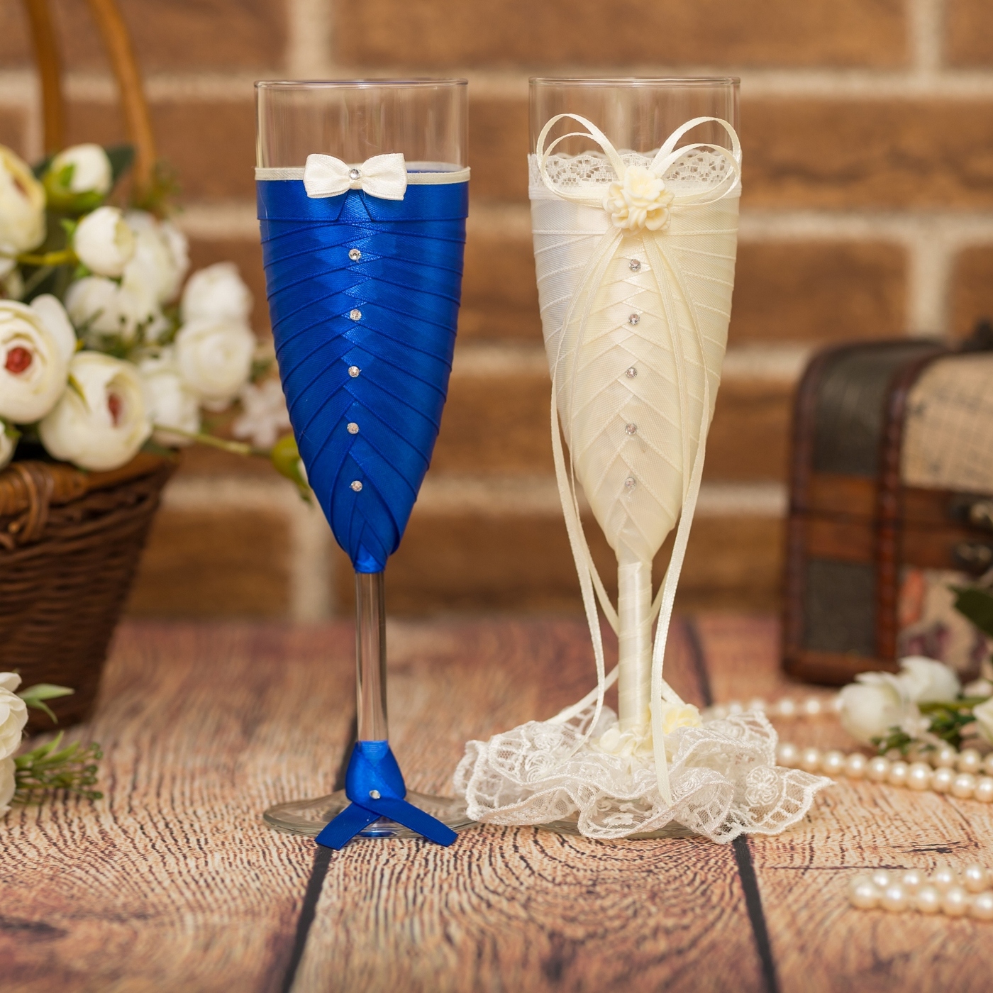 Свадебные бокалы жених. Свадебные бокалы. Свадебные бокалы для жениха и невесты. Бокалы для шампанского для молодоженов. Бокалы на свадьбу в синем цвете.