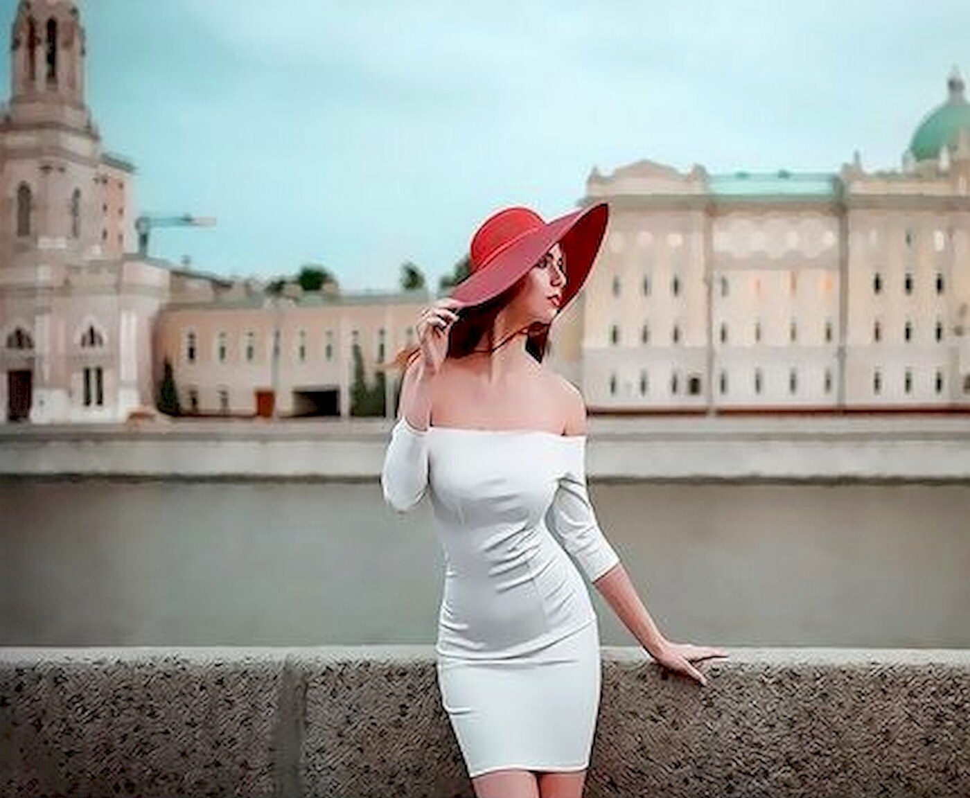 Санкт петербург девушка есть. Девушка в платье и шляпе. Девушка в Питере. Красивые девушки Питера. Белое платье со шляпой.