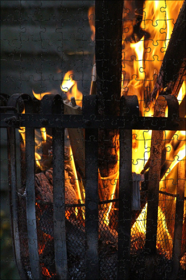 Огонь сжигает дерево. Сжигая тепло. Огонь с дровами фото.