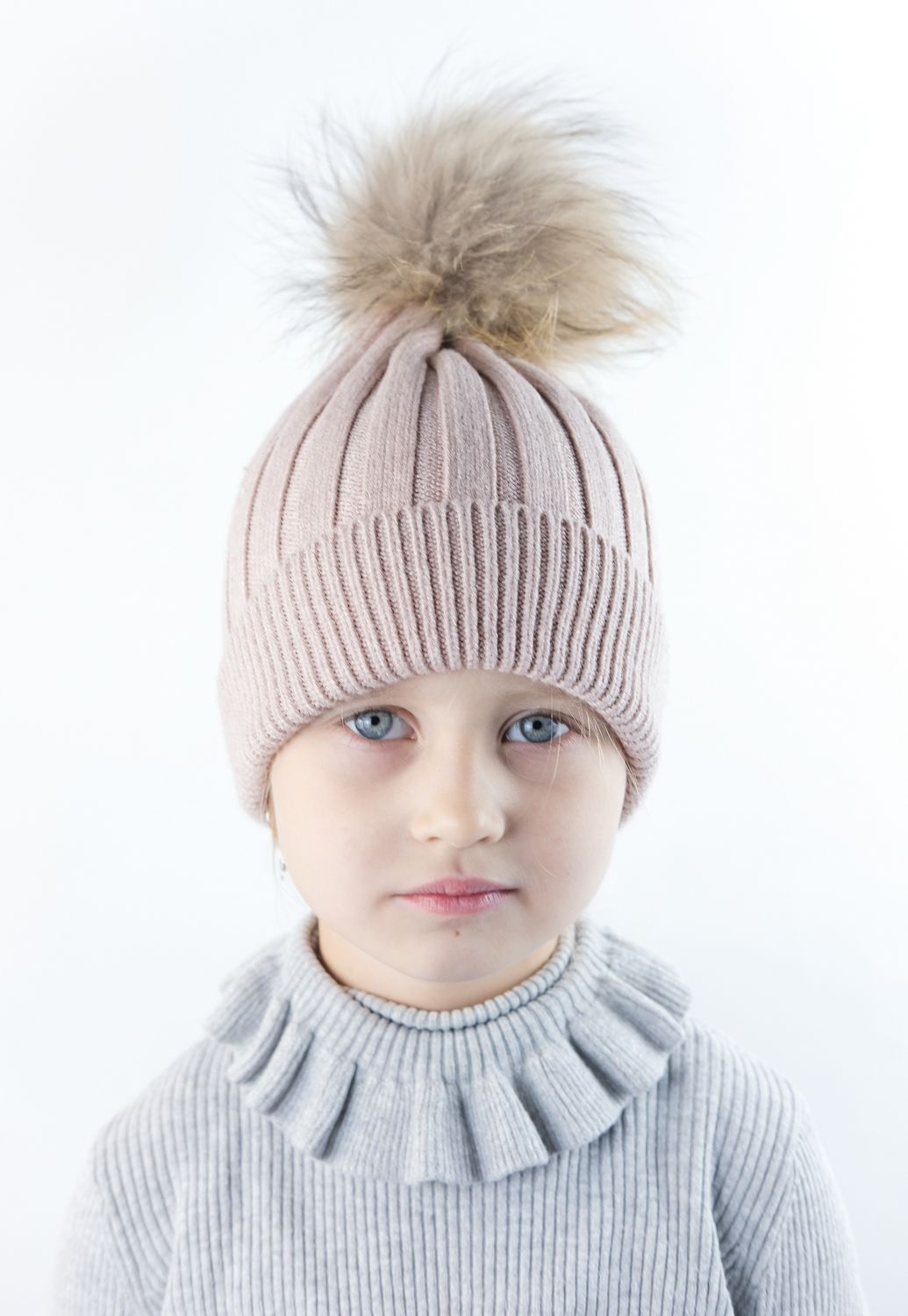 фото Шапка детская вязаная с меховым помпоном розовая / шапка детская для девочки carolon