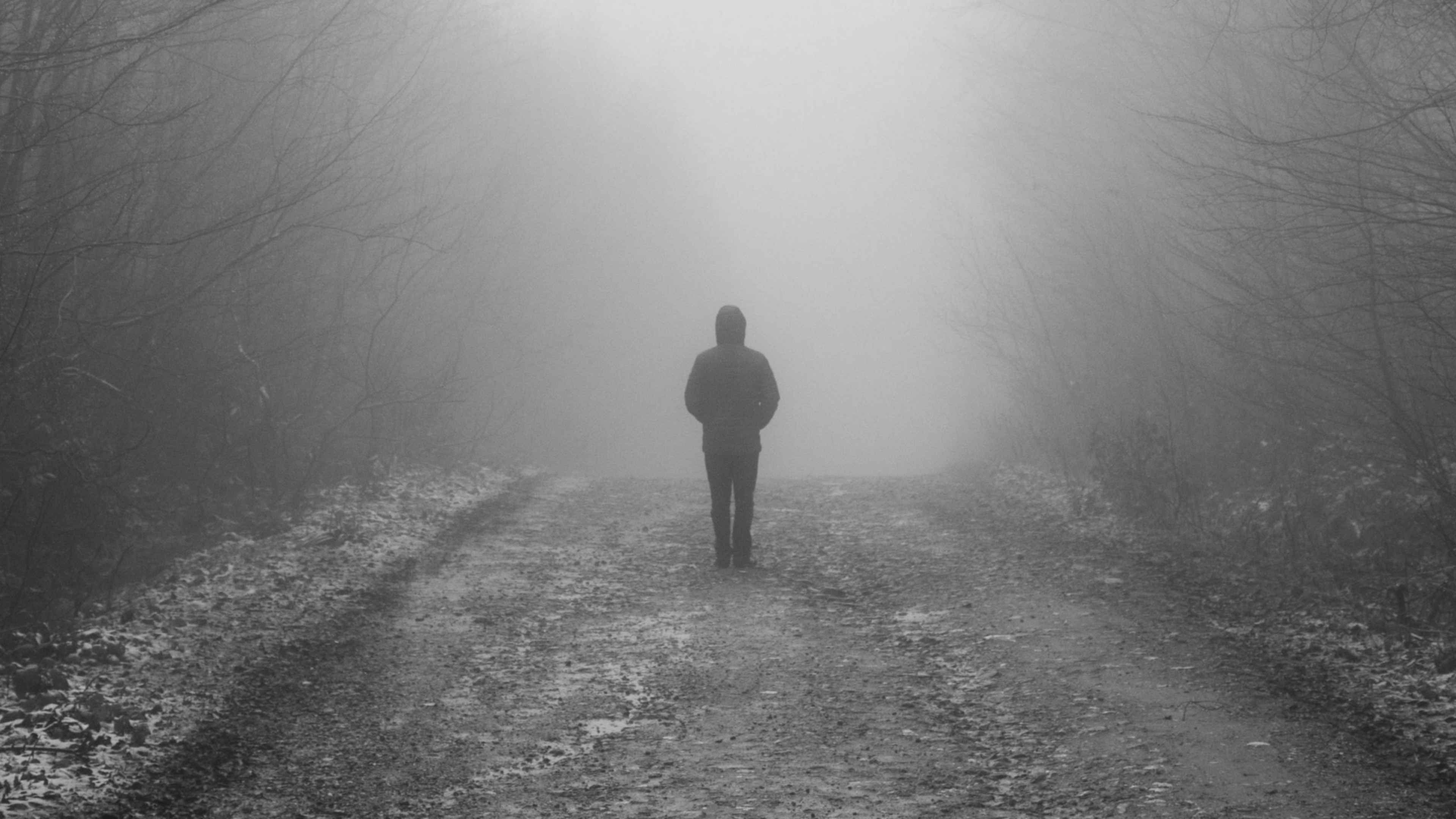 Do this alone. Это одиночество. Уходящий человек. Человек уходящий в туман. Одиночество фото.