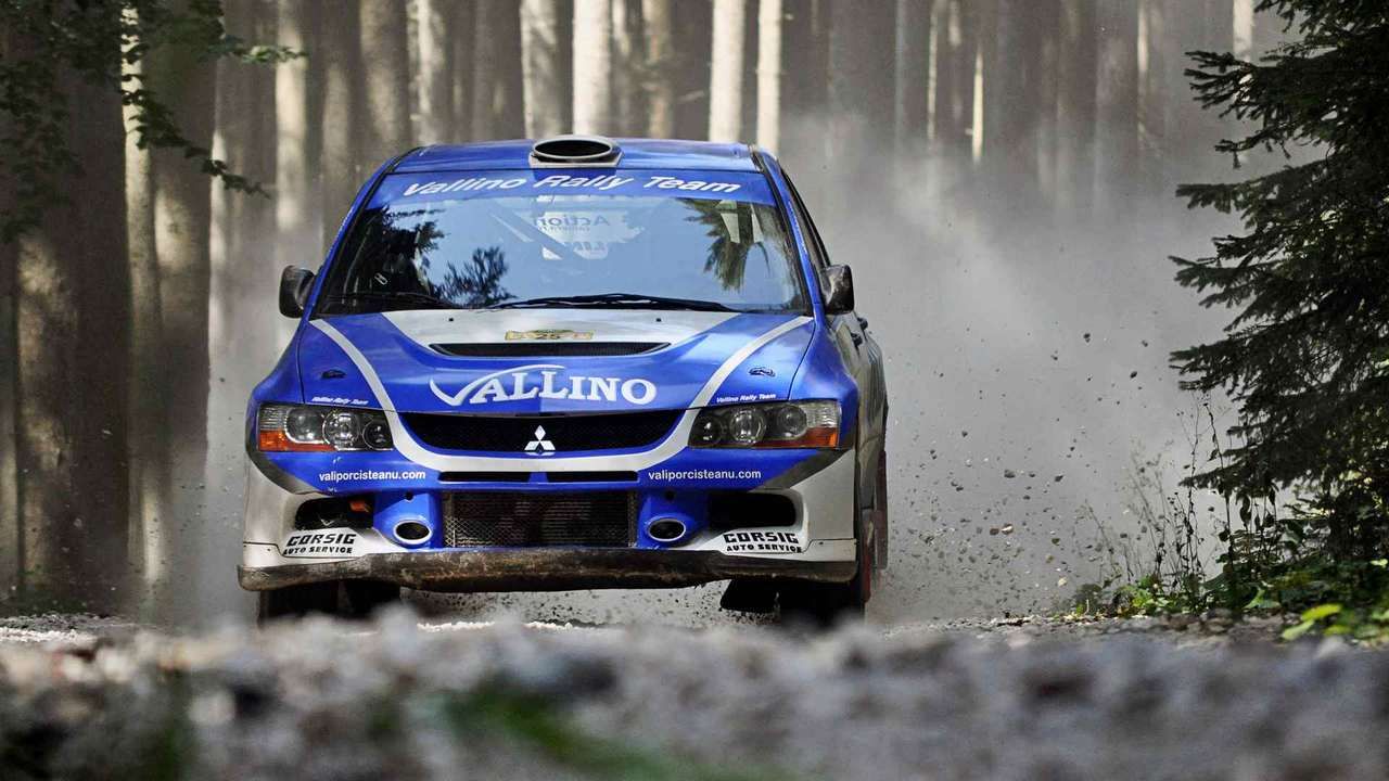 Субару в прыжке WRC