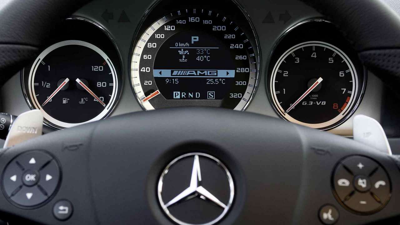Mercedes Benz c63 AMG спидометр
