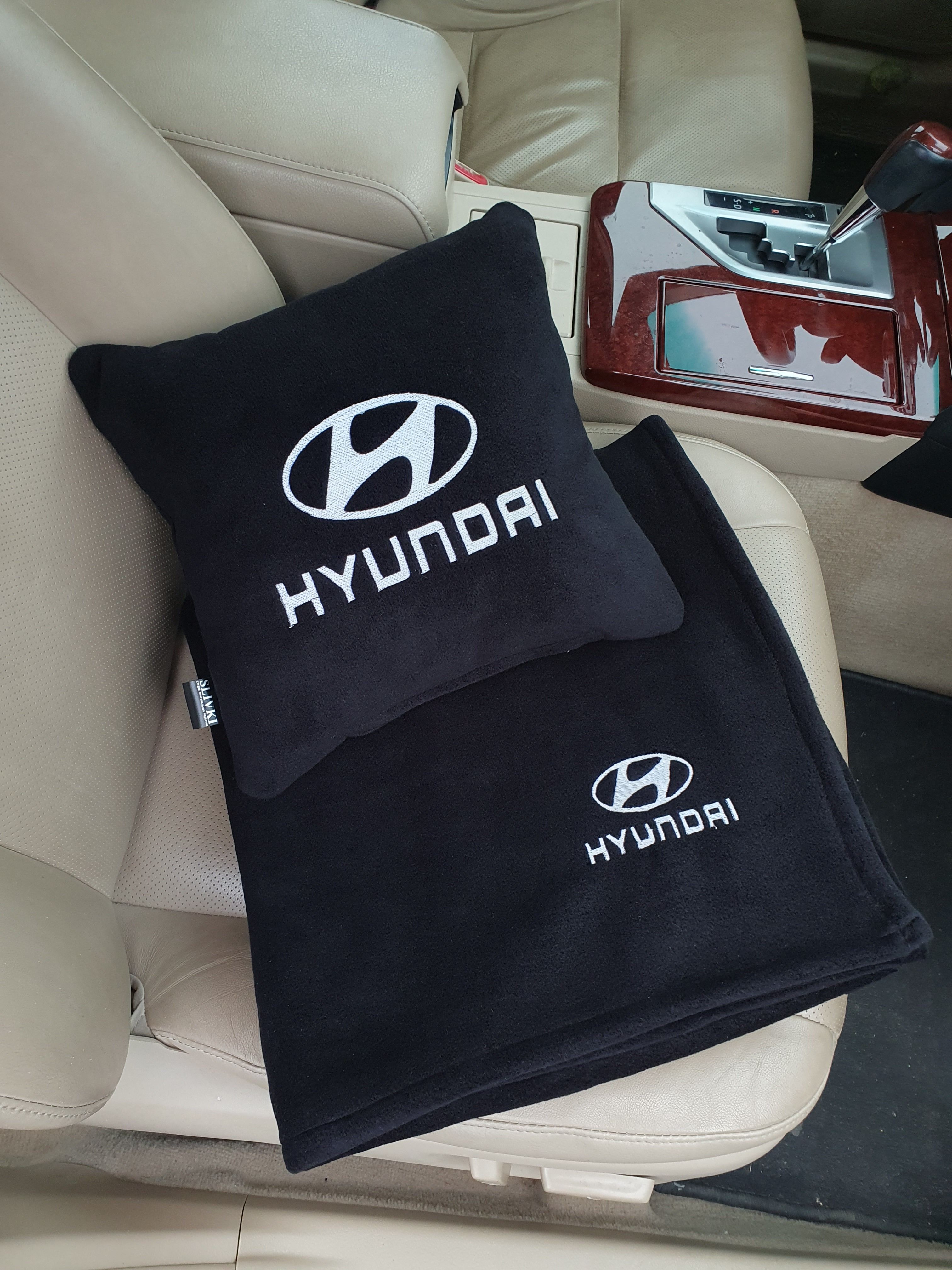 Автомобильный плед. Гамак для собак в автомобиль. Подушка рендж ровер. Подушка плед в машину с логотипом. Плед и подушка в машину.