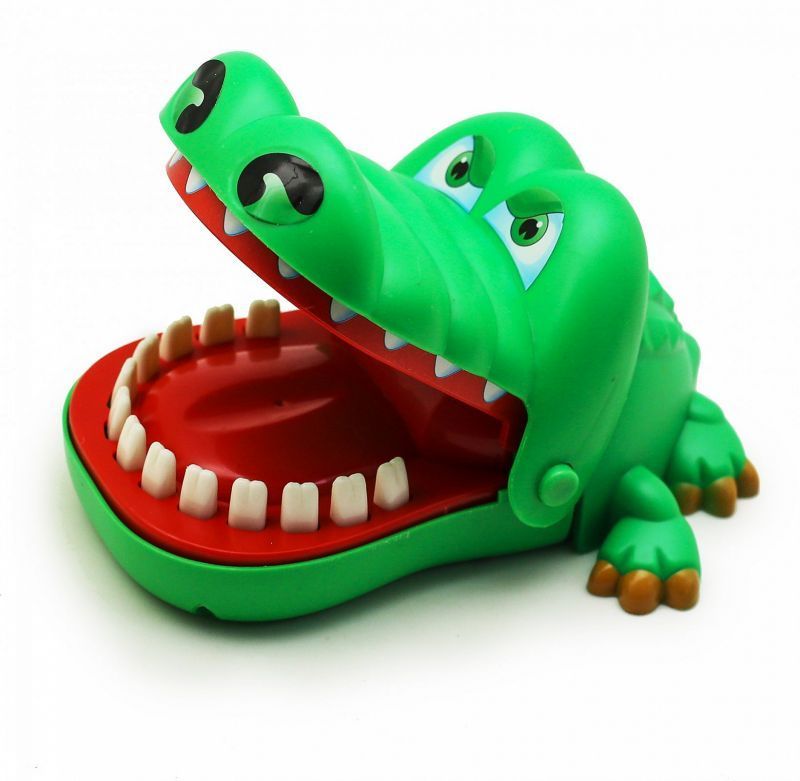 Крокодил нажимать на зубы. Игра крокодил дантист. Настольная игра крокодил дантист. Крокодил Зубастик. Игра крокодил нажимать на зубы.