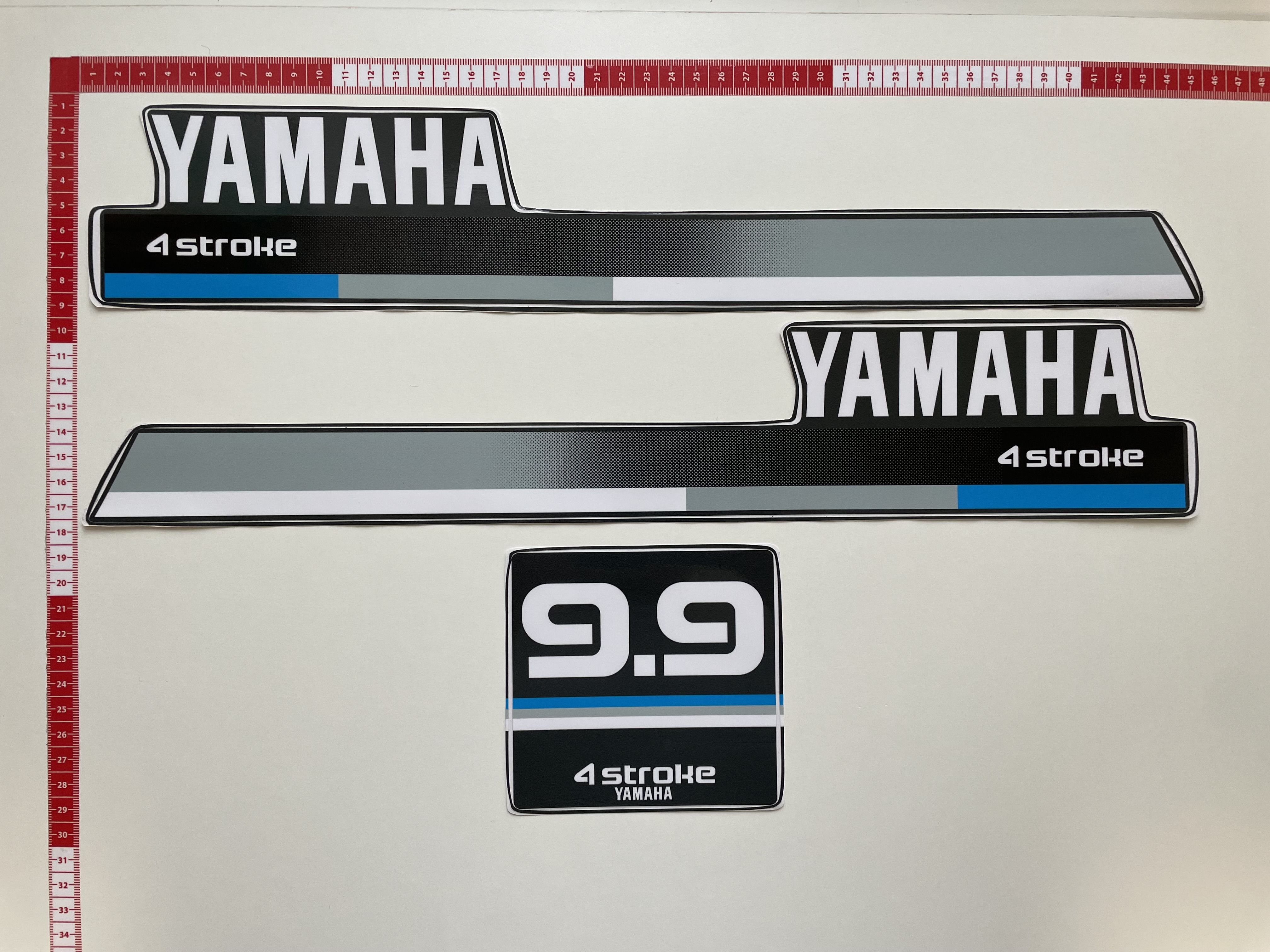9. 9 оригинал. Наклейка yamaha 9. Шильд ямаха 9. Наклейки ямаха мотор лодочный.