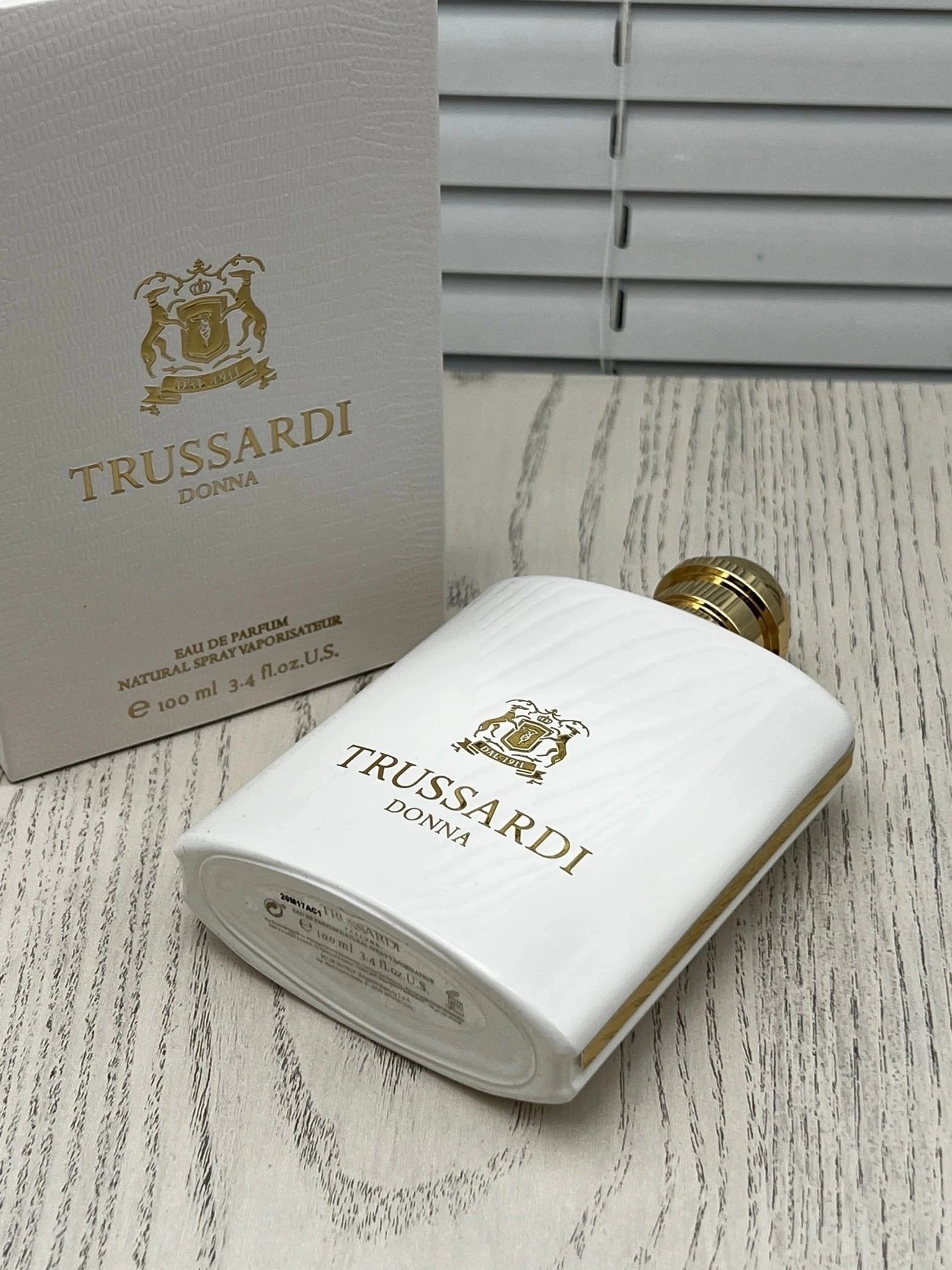 Вода труссарди отзывы. Trussardi Donna парфюмерная вода 100 мл. Труссарди Донна пирамида. Духи Trussardi Donna прозрачная. Труссарди Донна пирамида аромата.