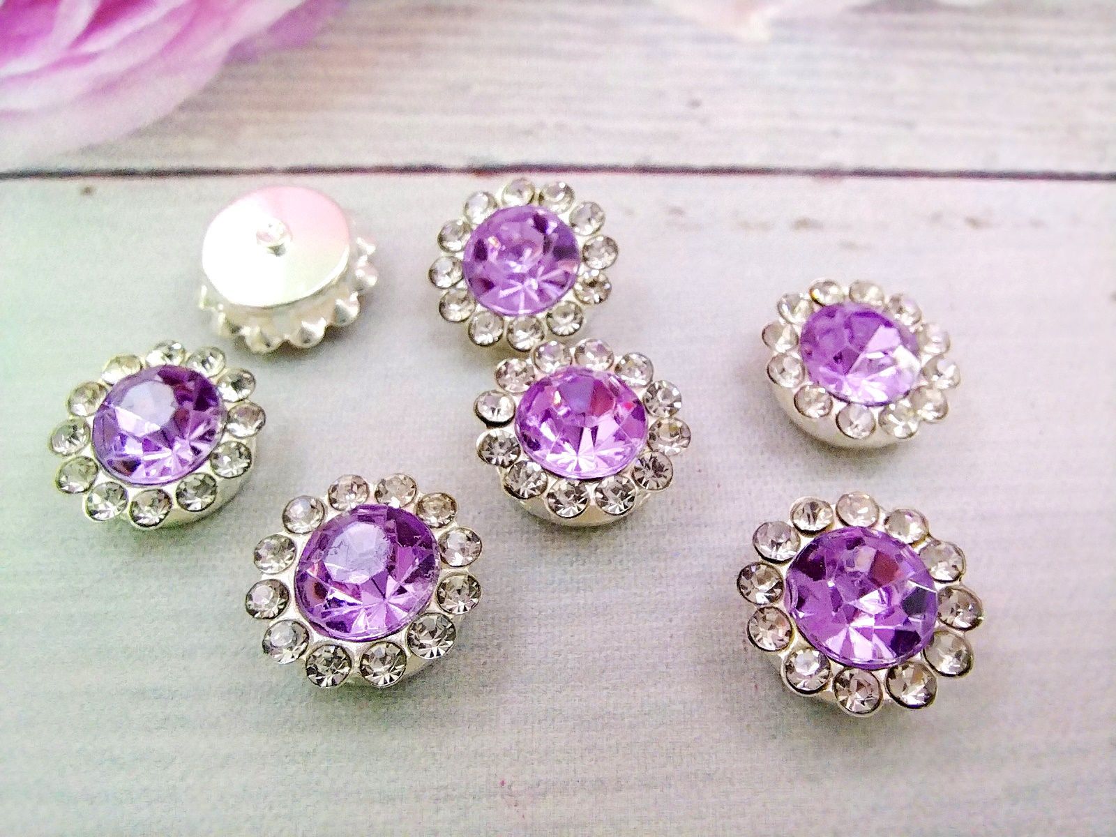 Серебро фиолетового цвета. Сиреневый маникюр. Кольцо с фиолетовым камнем. Серебро фиолетового цвета. Кольцо с лавандовым аметистом.