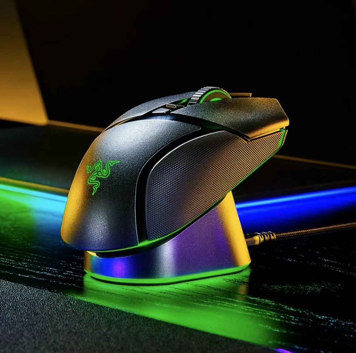 Мышь док. Razer Basilisk v3 Pro. Док станция для мышки Razer. Razer Basilisk Ultimate c док-станцией.