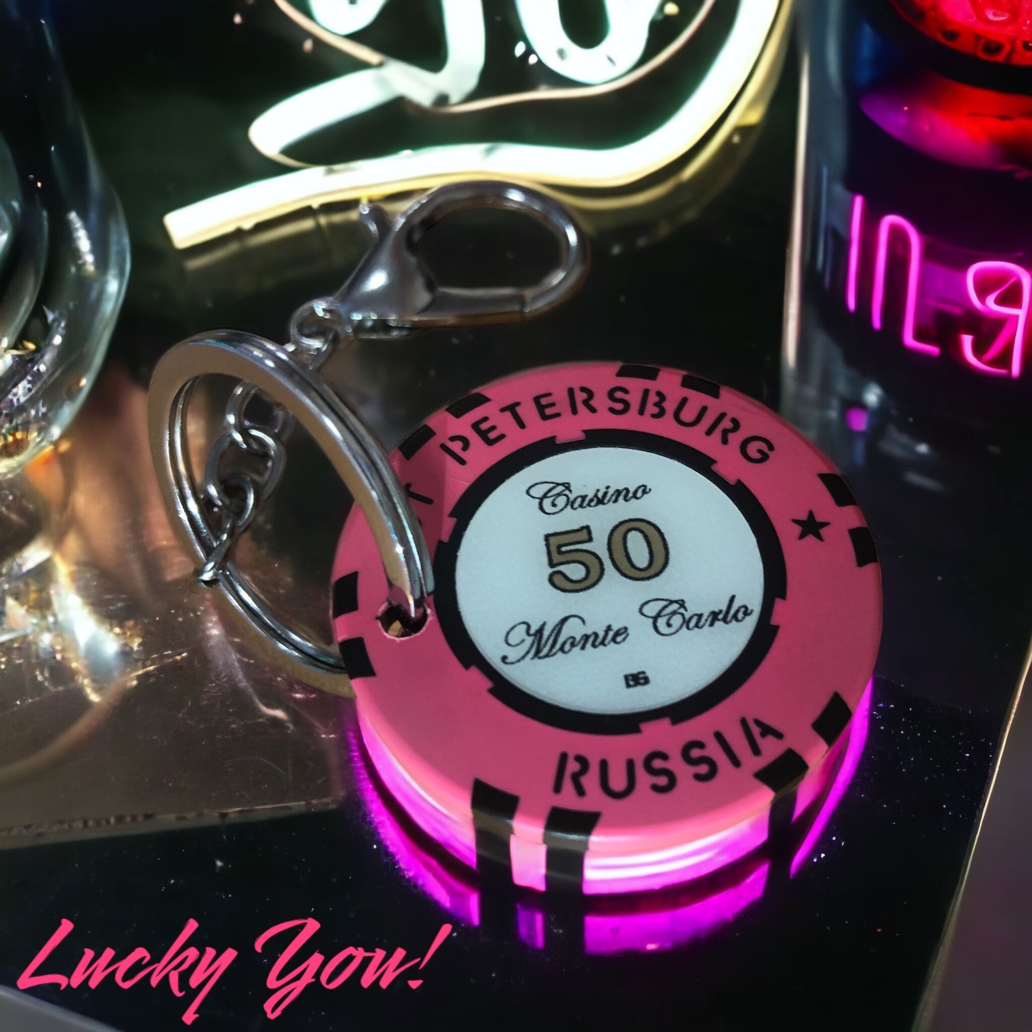 Брелокдляключей"LuckyYou"сфишкойдляпокераизнастоящегоКазино,наметаллическойцепочкескарабином.