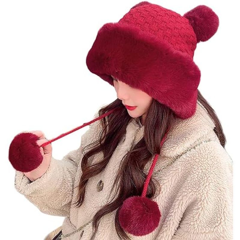 девушка в вязаной шапке. шапка с помпоном. теплая шерстяная шапка. теплая шерстяная шапка. шапка панама зимняя женская.