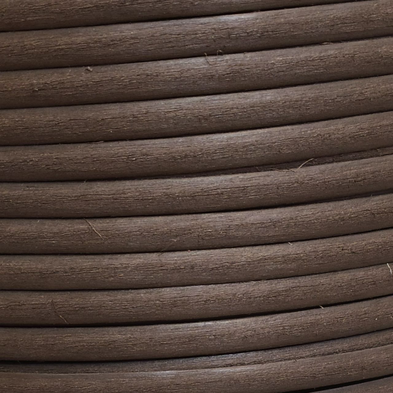 Искусственный ротанг полутрубка 7 мм. Пруток для плетения. Ротанг полумесяц. Ротанг полумесяц для плетения натуральный. Полиротанг лоза шлифованная 6 мм.