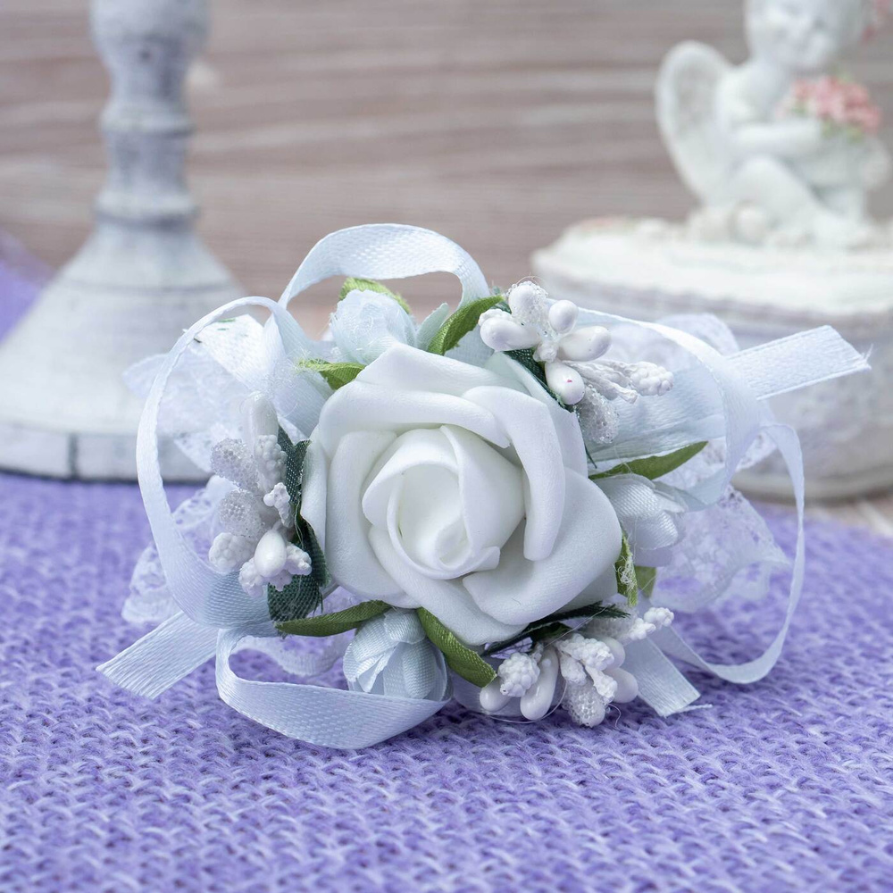 Свадебный браслет для свидетельницы и подружки невесты "Алина" из белой латексной розы, на кружевной #1