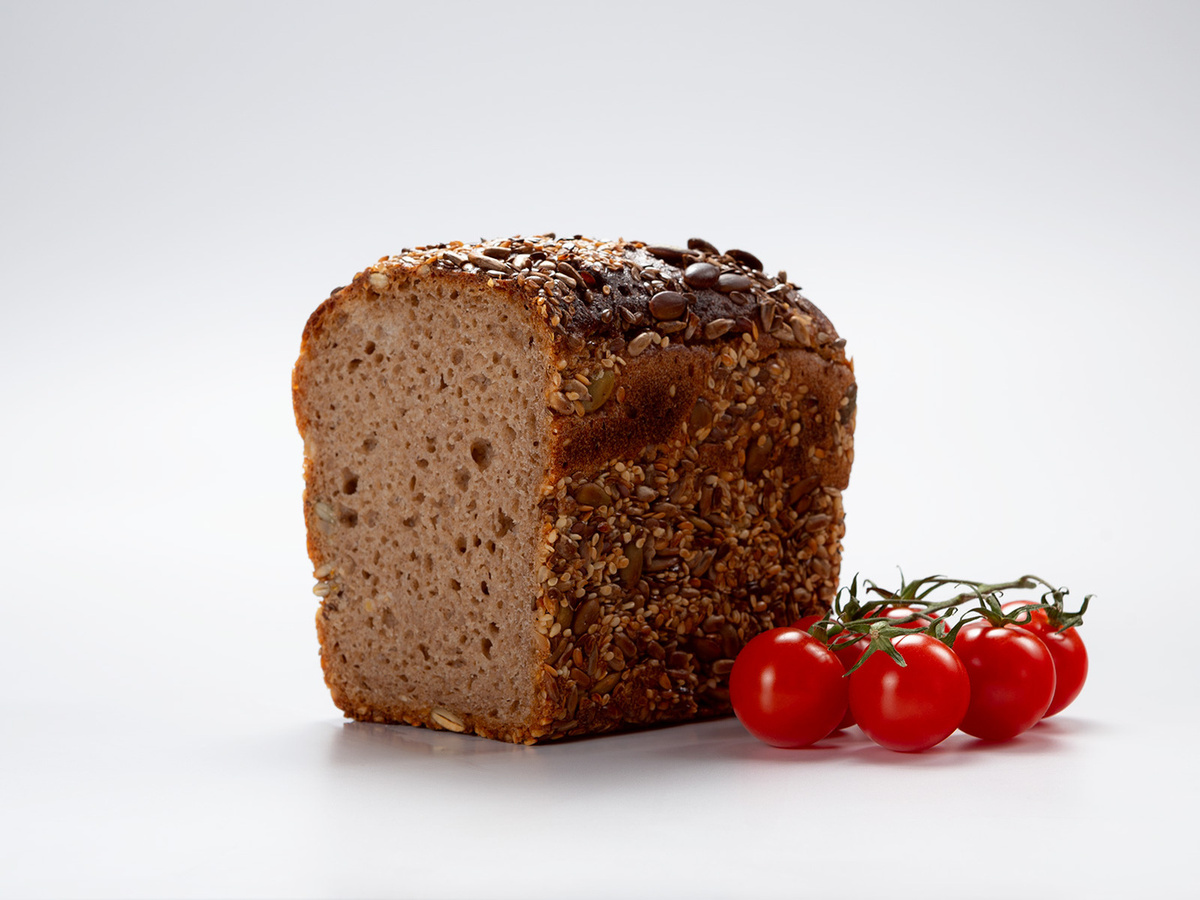 Черный хлеб простейшие рецепты. Черный хлеб. Черный хлеб с клюквой. Хлеб из магазина. Черный хлеб с ягодами.