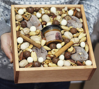 Подарочный набор с орехами, сухофруктами и мёдом #21-12. Спонсорские товары