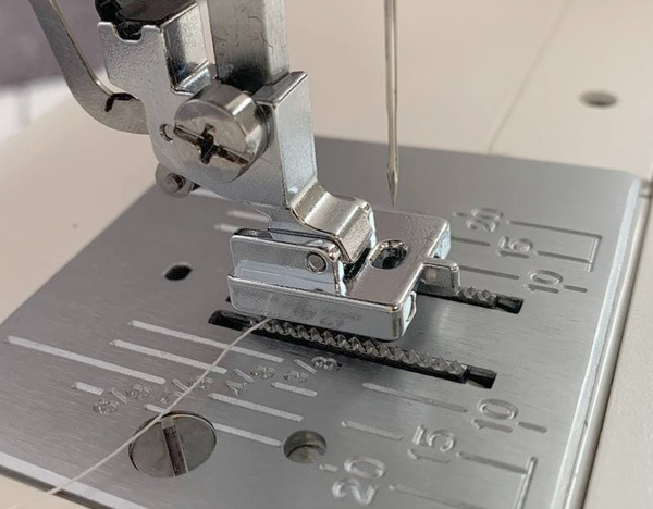 Лапка для потайной молнии JANOME 200-333-001 для швейных машин (гориз ...