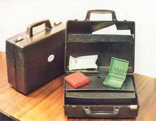 Dupont кейс дипломат. Кейс для медицинских инструментов. Дипломат врача. Саквояж karya e10. Чемодан с верхней откидной крышкой.