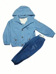 Ветровка голубого цвета на пуговицах с нашивкой на груди и с капюшоном имеет боковые карманы застегивающиеся  ...