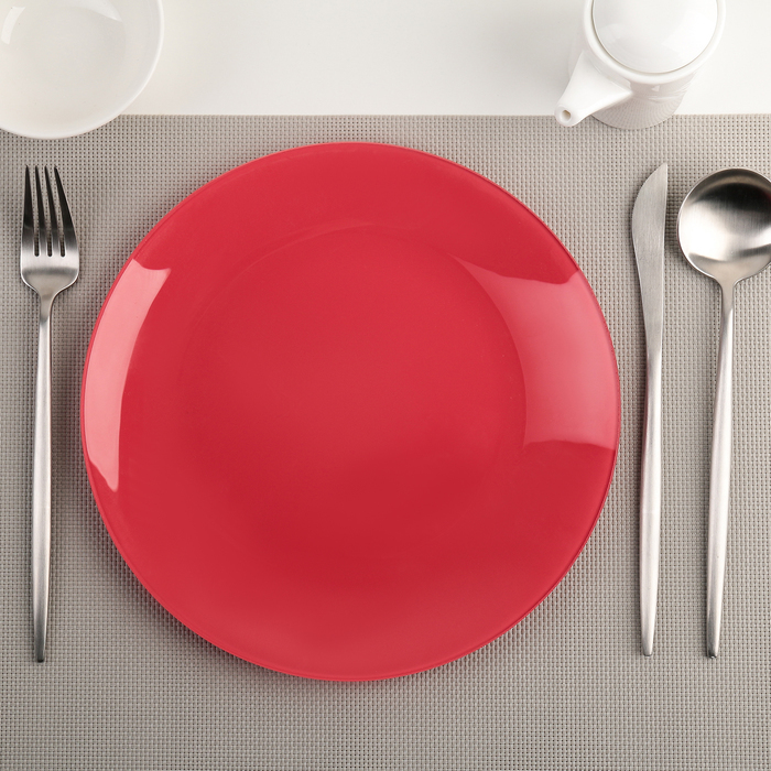 Тарелки красного цвета. Красная тарелка. Красная посуда. Тарелки для сервировки стола.