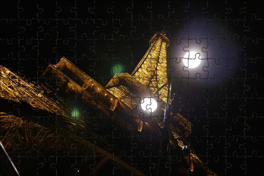 Обзор прожекторов. Красивые картинки Эйфелевой башни. Фон для фотографии прожектора. Зачем на Эйфелевой башне установлены большие прожекторы. Общее фото прожекторов.