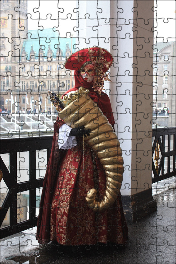Красный костюм и маска. Венецианский карнавал необычные костюмы. Карнавал в Венеции костюмы маски. Венецианский костюм с перьями. Мода в Венеции.
