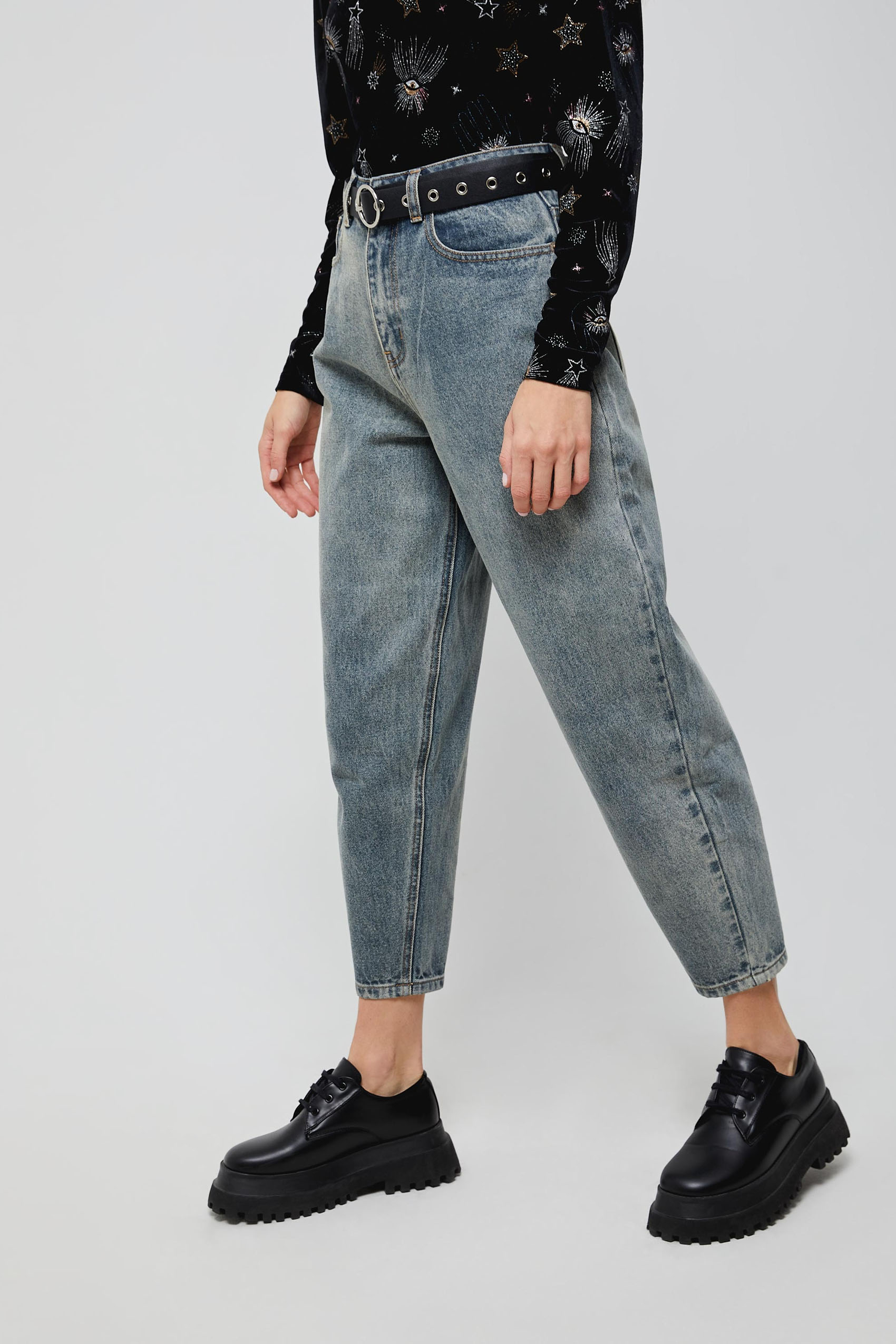 Широкие джинсы с зауженным низом