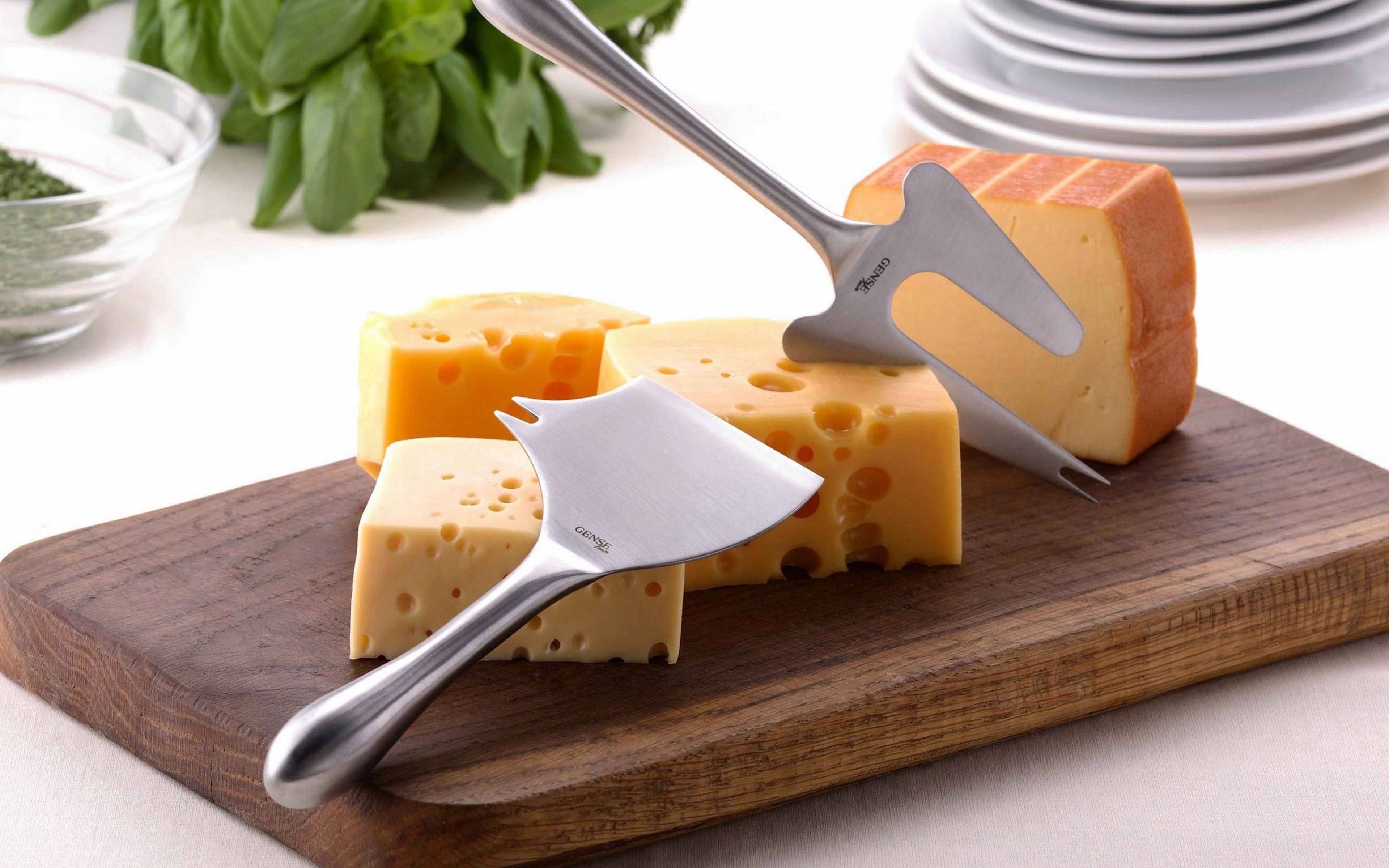 Как вкусно есть сыр. Сыр. Сыр порезанный. Ломтик сыра. Сыр сверху.