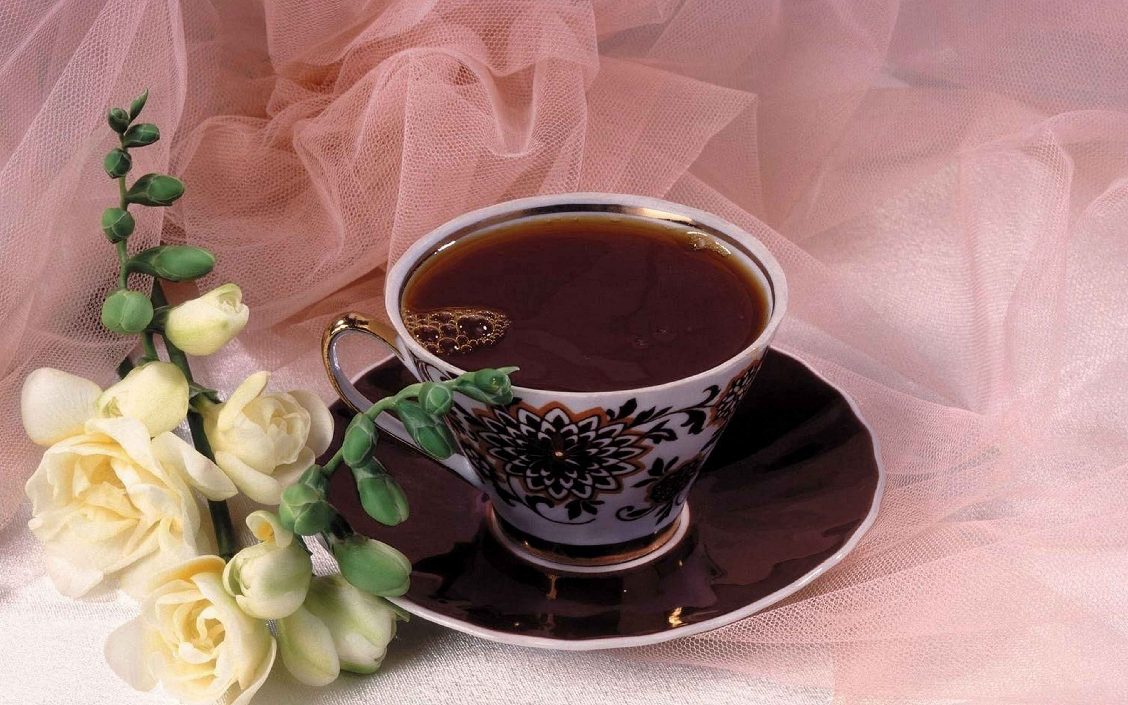 Доброго утра хорошего дня чай. Кофе с цветами. Чашка кофе и цветы. Чай с цветами. Чашечка кофе с цветами.